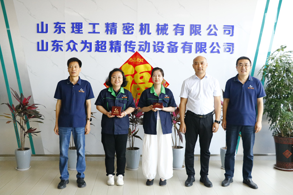 紀念銀牌頒發(fā)